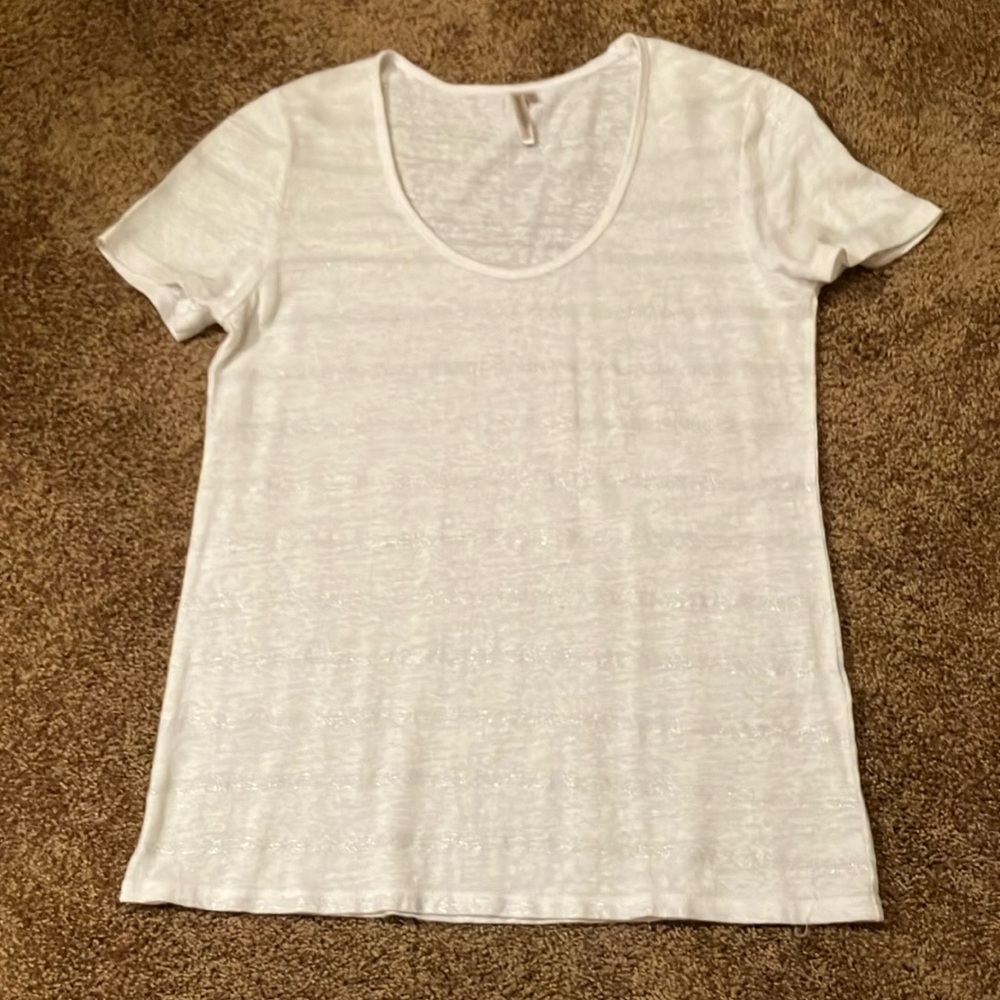 BANANA REPUBLIC OFF-WHITE TEE. SIZE MEDIUM. HAS STRIPES OF SILVER GLITTER. EUC